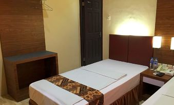 a hotel room with two beds , one on the left and one on the right side of the room at Hotel Palapa