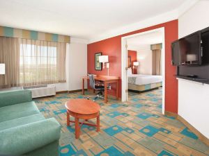 La Quinta Inn & Suites by Wyndham Colorado Springs South AP