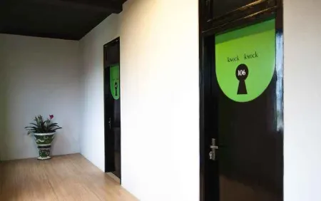 Azzahra Guest House Syariah Juanda Отели в г. Sedati