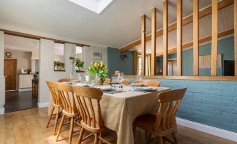 The Cottage - Characterful, Coastal Family Home with New Hot Tub