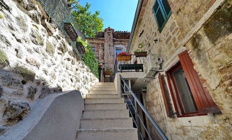 Apartments Historic Stone House - Housity