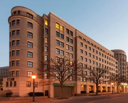 Embassy Suites by Hilton Alexandria Old Town Hotels in Alexandria