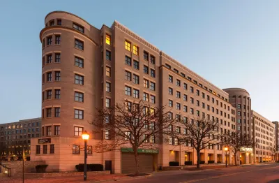 Embassy Suites by Hilton Alexandria Old Town Отели рядом с достопримечательностью «Контрабандс энд Фридмен Семетери Мемориал»