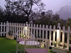 Oakwood 302 - Elegant Private Room with Balcony at Landour, Mussoorie