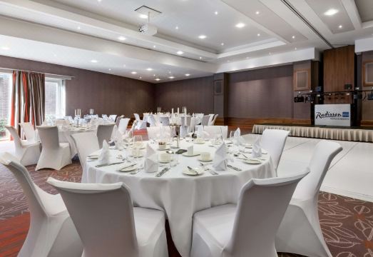 래디슨 블루 호텔의 실내 수영장