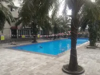 Pool View 2Br Mutiara Bekasi Apartment by Travelio فنادق في South Bekasi