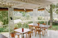 Lot449 Glass House Hotel di Kecamatan Cisarua