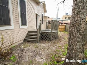 Wyoming St Restored Historic 2Br/1BA Downtown