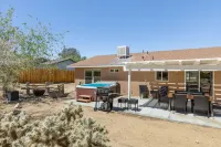 Serenity Sands - Hot Tub, BBQ and Fire Pit! 3 Bedroom Home by RedAwning Hotels in Joshua Tree