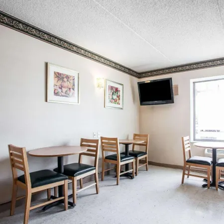 Rodeway Inn & Suites Milwaukee Airport