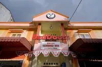 RedDoorz Plus @ Jalan FL Lumban Tobing Sibolga Hotels in Central Tapanuli Regency