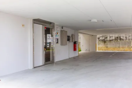 Mr Kinjo in Nishihara Inter Отели рядом с достопримечательностью «Futenma-gu»