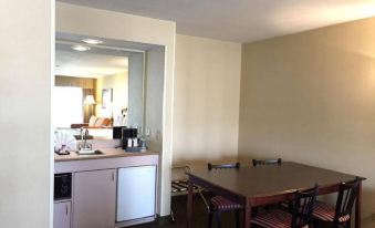 Anaheim Camelot Inn & Suites