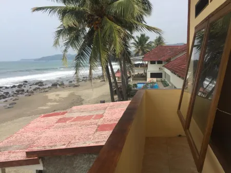 Villa Mila 2 Bedroom Tepi Pantai Отели в г. Cikakak