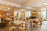 GRAND HOTEL D'ORANGE, BW SIGNATURE COLLECTION BY BEST WESTERN - breakfast