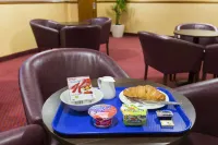 Days Inn by Wyndham Stevenage North - parking