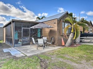 Everglades City Cabin Dock and Heated Pool!