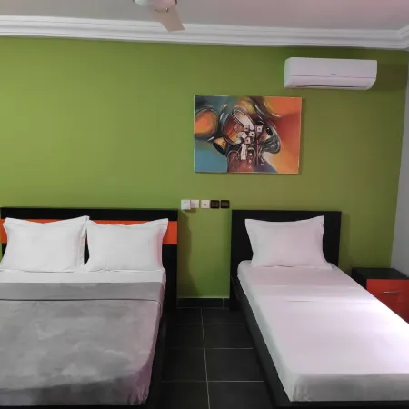 Deluxe Twin Beds in Royal Blue Guest House and Bar Lome Отели в г. Гольф