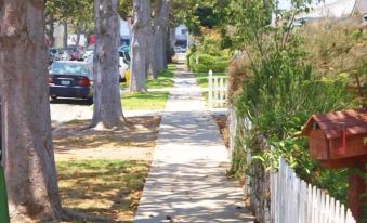 Charming Culver City Cottage w/ Shared Pool+Garden