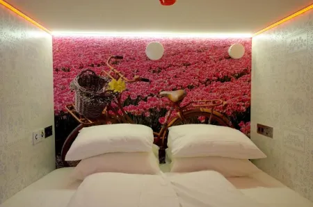 เดอ เบดสตี บูทีค แคปซูลส์