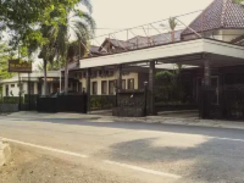 The Priangan Hotel I Yos Sudarso チアミスのホテル