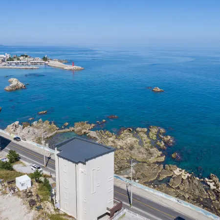 Gangneung Hue Pension (Ocean View, Spa, Couple Отели рядом с достопримечательностью «Библиотека «Сунджу»»