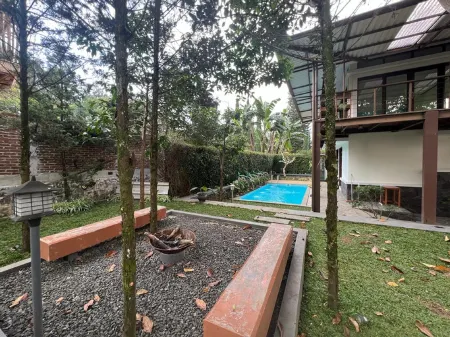 Villa Amethyst Lembang 3Br J-8 with private Hot Pool Отели рядом с достопримечательностью «Taman Kupu-Kupu Cihanjuang»