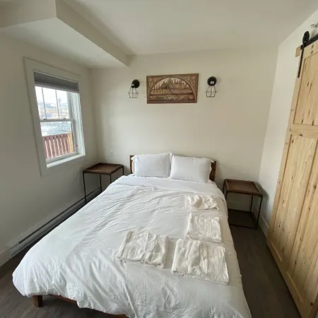 Lovely 1 Bedroom Condo/ Free Parking and Balcony