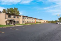 Days Inn by Wyndham Newton - Parking