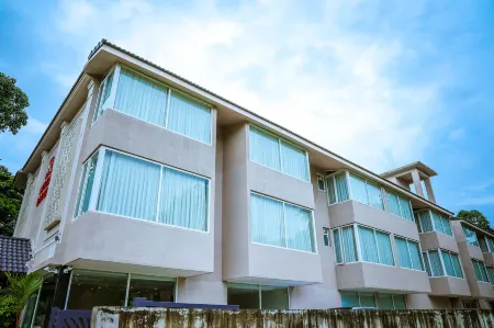 Hotel Regent Laguna Отели рядом с достопримечательностью «Tantra Rock Cliff»