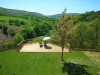 Barn Cottage - Farm Park Stay with Hot Tub, BBQ & Fire Pit فنادق في Pontlliw