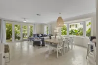 NEW Luxury, 4BDR, Spacious, Paradise Island, Steps from Atlantis, Pool Hotels in Paradise Island