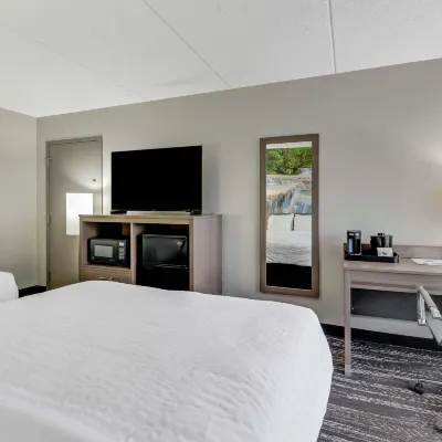 Clarion Pointe Near Erie Casino Hotels near ميلكريك مول
