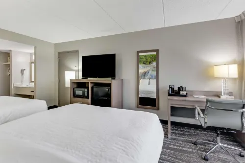 Clarion Pointe Near Erie Casino Hotels in Summit Township