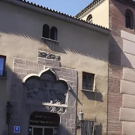 Palacio Valderrabanos Отели рядом с достопримечательностью «City Hall»