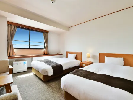 Grand First Inn Sasebo Отели рядом с достопримечательностью «Yumiharidake Observation Deck»