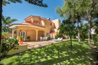 4 Bedrooms Private Pool Close to All Amenities