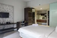 Classic Modern Studio Room Apartment at the Square Surabaya Hotel a Wonocolo