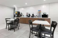 Super 8 by Wyndham Grapevine/DFW Airport Northwest - Frühstück