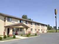 Super 8 by Wyndham Austin MN Отели рядом с достопримечательностью «Buffy The Cow»