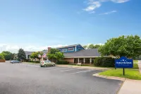 AmericInn by Wyndham North Branch - Motels