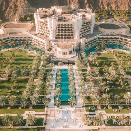 Al Bustan Palace, a Ritz-Carlton Hotel Отели рядом с достопримечательностью «Qantab Beach»