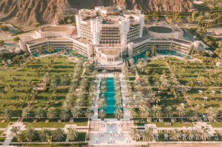 Al Bustan Palace, a Ritz-Carlton Hotel Отели рядом с достопримечательностью «Mutrah Fort»