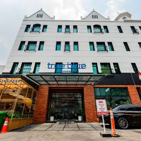 True Blue Hotel Menteng Отели рядом с достопримечательностью «Посольство Египта»