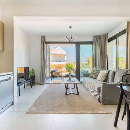 Sanders Only - Charming 2-Bdr Apt with Balcony