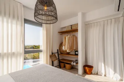Villa Ama, Plaka