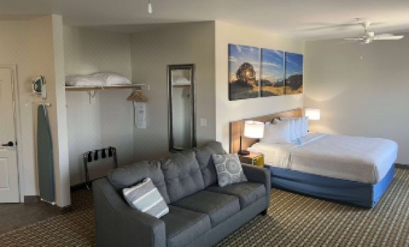 Days Inn & Suites by Wyndham Columbus NE