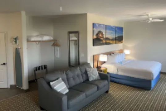 Days Inn & Suites by Wyndham Columbus NE