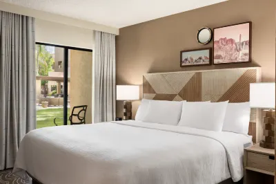 Embassy Suites by Hilton Phoenix Tempe Отели рядом с достопримечательностью «Shi»