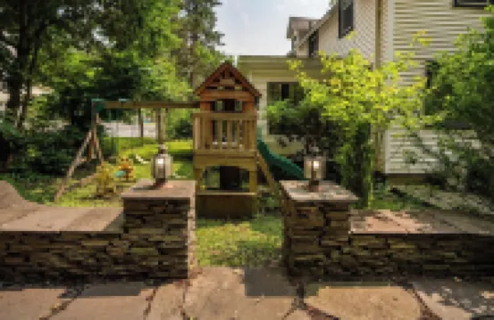 Modern 5-Bedroom Ski/Summer Mountain Home -Game Room-Hot Tub-3 Min to Belleayre